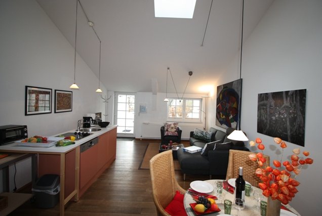 Wohnraum mit Essecke und  komplett eingerichteter Küchenzeile zur Selbstversorgung